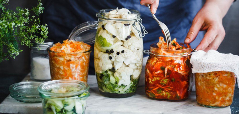 Nechyb&iacute; v&aacute;m v j&iacute;deln&iacute;čku fermentovan&aacute; zelenina? Zjistěte, co um&iacute;, a jak na ni